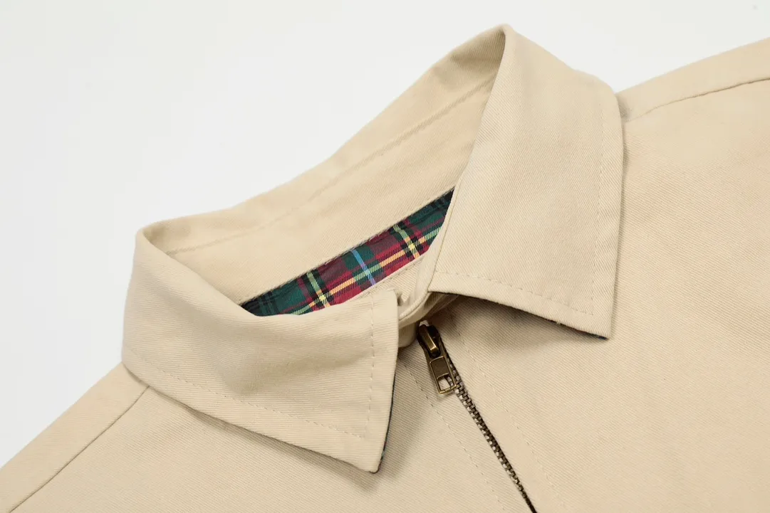 P306 💰Ralph Lauren/Ralph Lauren American vintage classic lapel old cadre retro jacket. Classic design. Timeless classic. The cotton fabric is thick and wide, showing a sense of vintage. The collar and cuffs are decorated with colorful plaid. It looks good on both men and women. Wear it as comfortable as you want. It focuses on relaxed retro YYDS. One piece for both men and women. An indispensable piece for autumn and winter. The most popular jacket at the moment. One hundred percent cotton twill is thick and thick, ⚠️correctly spaced red and green plaid lining, imported high-density embroidery. The Harrington jacket has a loose fit, is short and fat, and is super versatile. It is a clean fit and is suitable for both men and women. Color: Khaki Navy Black Size: M-XXL Size Length Bust Sleeve Length Shoulder Width M 67 110 61 L 68 114 62 XL 70 118 63 2XL 72 122 64
